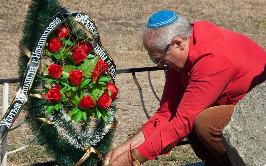 Возложение цветов к месту расстрела евреев в Новополтавке