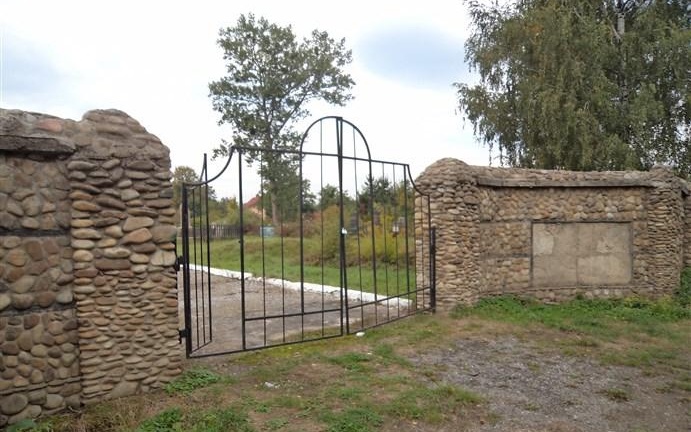 Вход в еврейское кладбище Ивано-Франковска