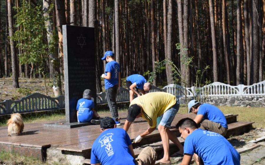 Под Луцком волонтёры облагородили мемориал на месте массового захоронения евреев