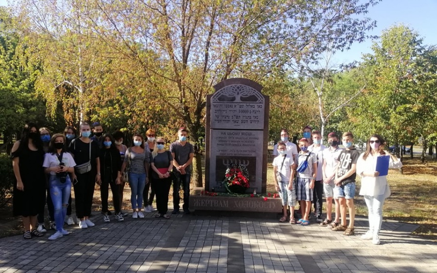 В Николаеве провели Урок памяти для подростков у памятника жертвам Холокоста