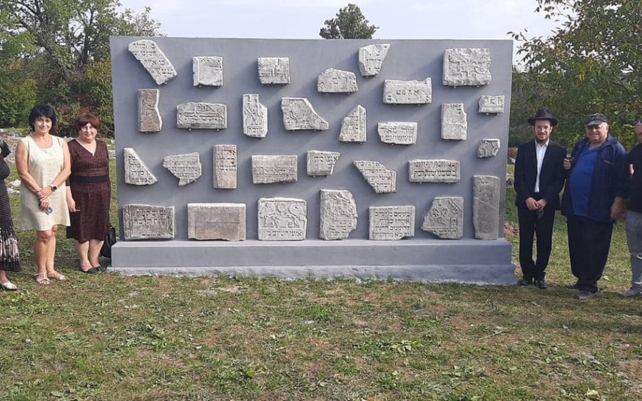 Под Хмельницким открыли мемориал из осколков еврейских надгробий