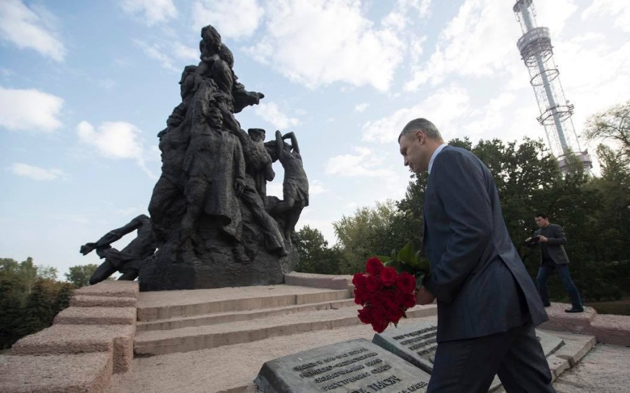 Мэр Киева почтил память жертв Бабьего Яра