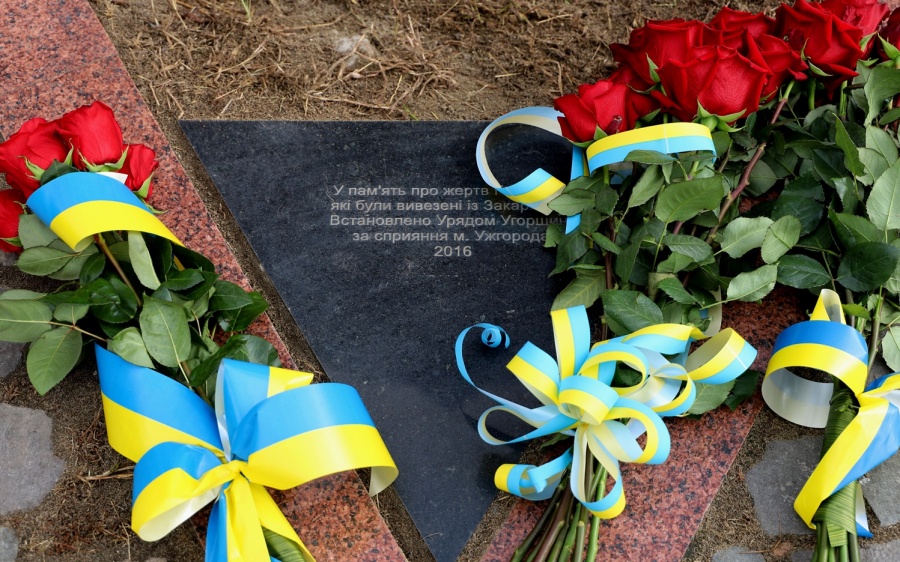 Цветы на Мемориале жертвам Холокоста в Ужгороде