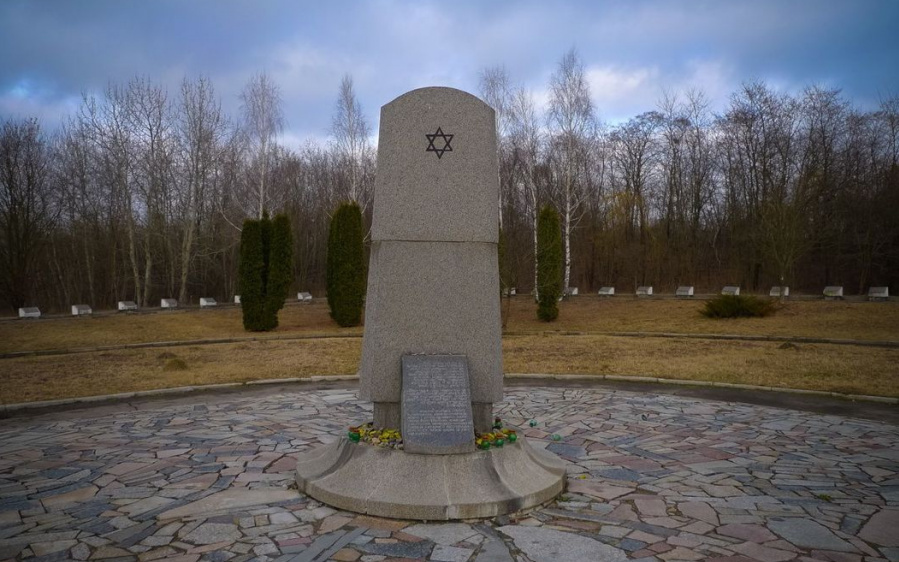 Мемориал погибшим евреям в лесу Сосенки, Ровно