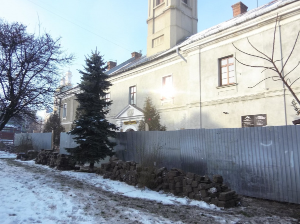 Остатки надгробий с еврейского кладбища обнаружены в ходе реставрации ратуши под Тернополем
