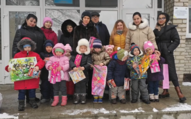 Дети вместе с волонтёрами в Павлограде