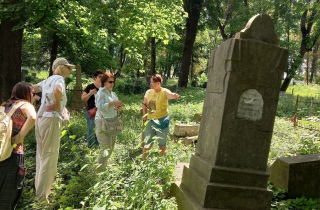 Жіночий клуб у Чернігові відвідав екскурсію старим єврейським цвинтарем