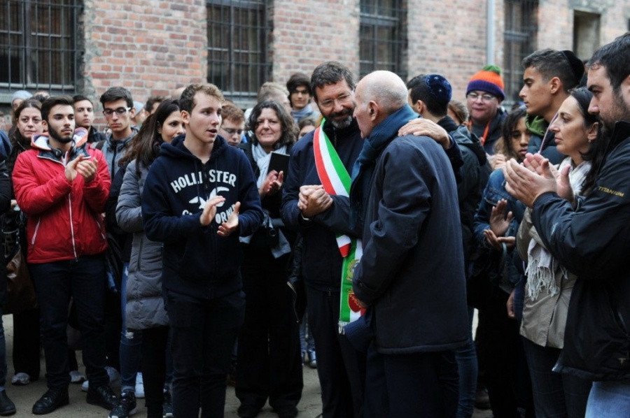 Мэр Рима посетил Освенцим вместе с группой итальянских школьников
