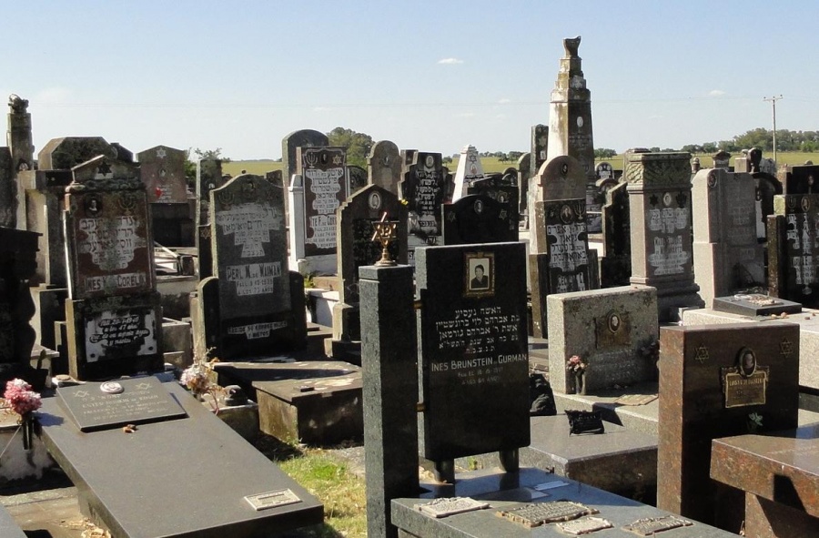 В Аргентине надругались над еврейским кладбищем