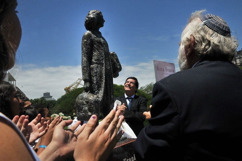 В Буэнос-Айресе поставили памятник Анне Франк