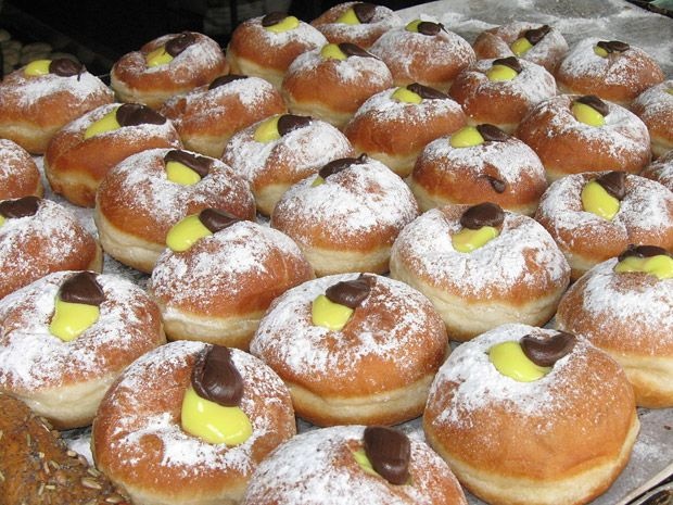 Дети днепропетровской общины угостили украинских военных ханукальными пончиками