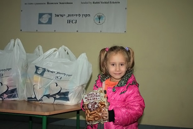 Еврейский благотворительный фонд собрал продукты для детей Донецка
