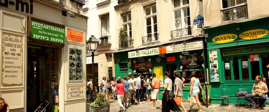 В Париже мужчина захватил заложников в кошерном магазине