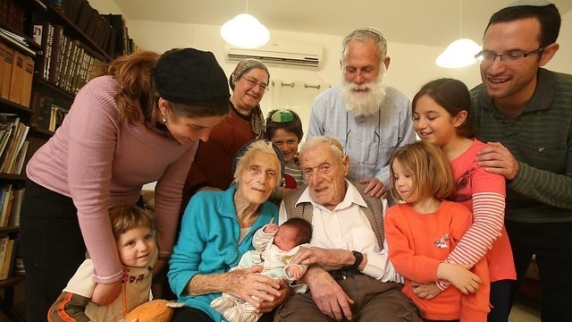 У израильской пары, которая пережила Холокост, родился сотый правнук