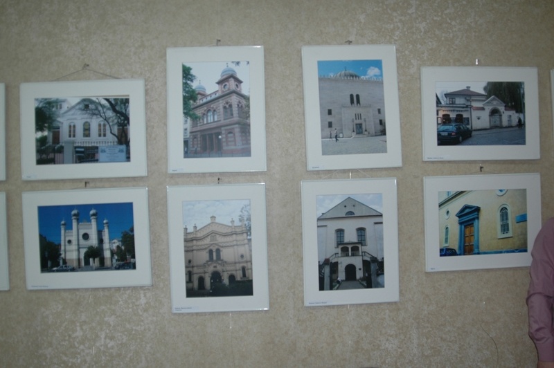 В Казахстане открылась выставка фотографий синагог мира