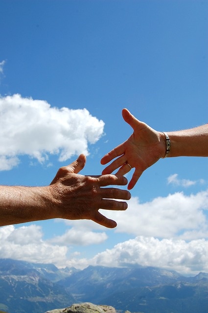 Израильские ученые доказали, что при рукопожатии люди обмениваются химическими сигналами