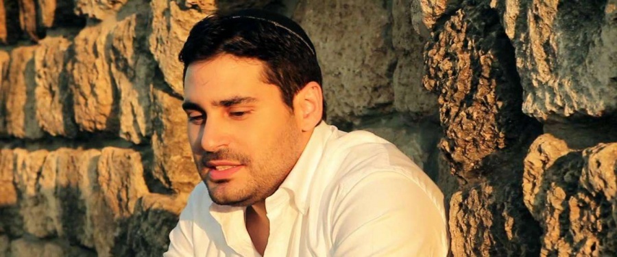 Израильский певец исполнил Хава нагилу в Париже (видео)
