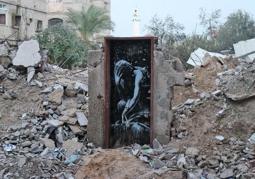 Полиция сектора Газа конфисковала дверь с граффити Бэнкси