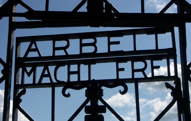В Германии восстановили надпись Arbeit macht frei на воротах концлагеря Дахау