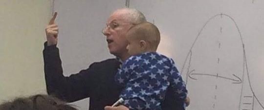 Израильский профессор, успокоивший младенца на лекции, стал звездой соцсетей