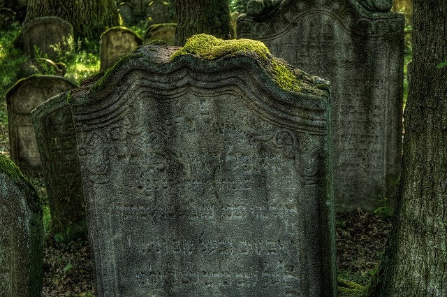 Из реки в Польше извлекли около 100 еврейских надгробий