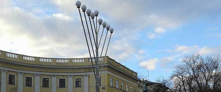 В Одессе рядом с Дюком появился огромный ханукальный светильник