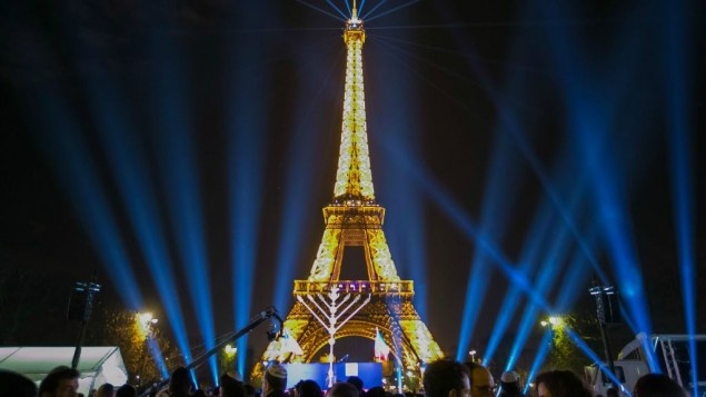 В Париже зажгли ханукию, несмотря на угрозы безопасности