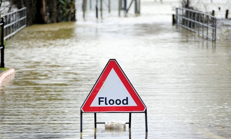 Израильская организация помогает жертвам наводнения в Великобритании