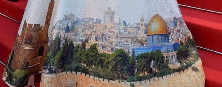 Израильский министр Регев появилась на Каннском кинофестивале в платье с изображением святынь Иерусалима