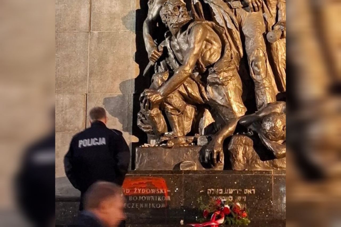 пам'ятник повстанцям у варшавському гетто, червона фарба