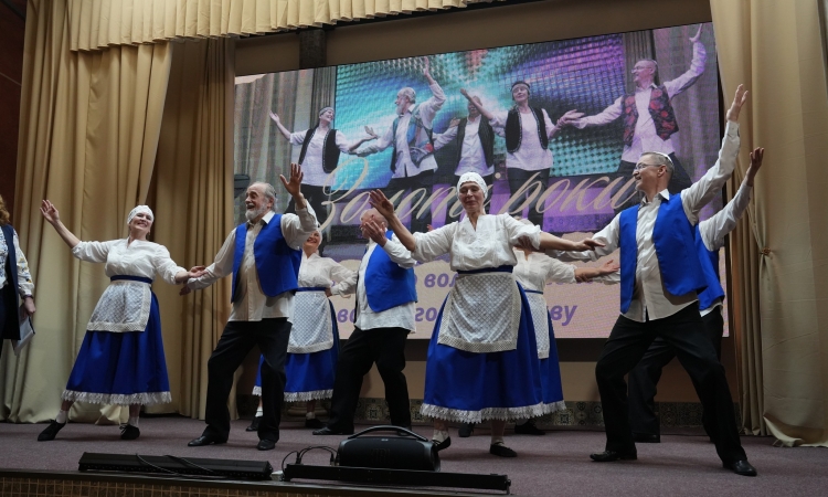 Єврейський фонд у Хмельницькому провів концерт ансамблю «Золоті роки» до Пуріму
