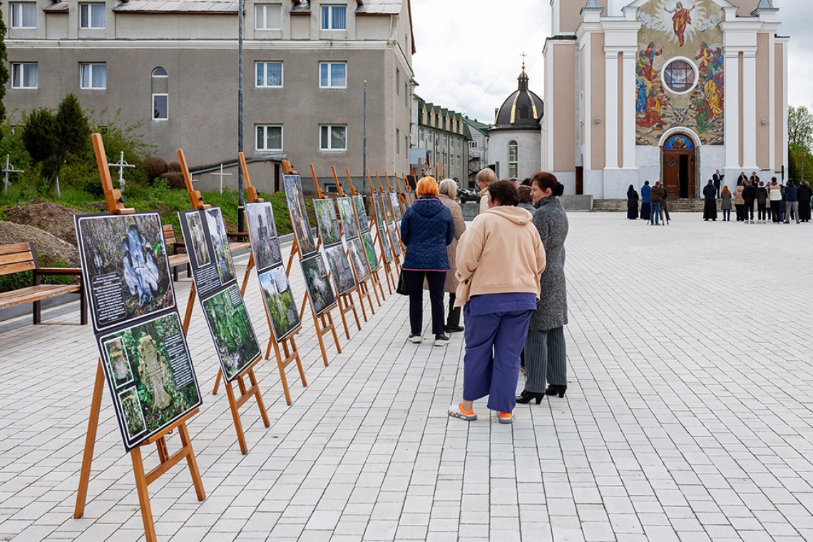 могили предків, городок