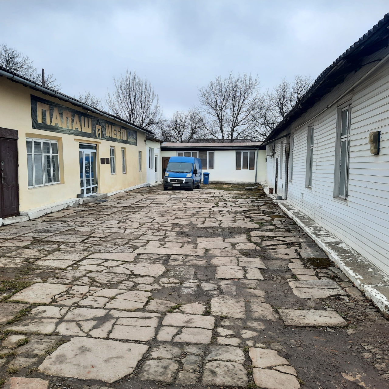 Двір у Снятині, вистелений мацевами