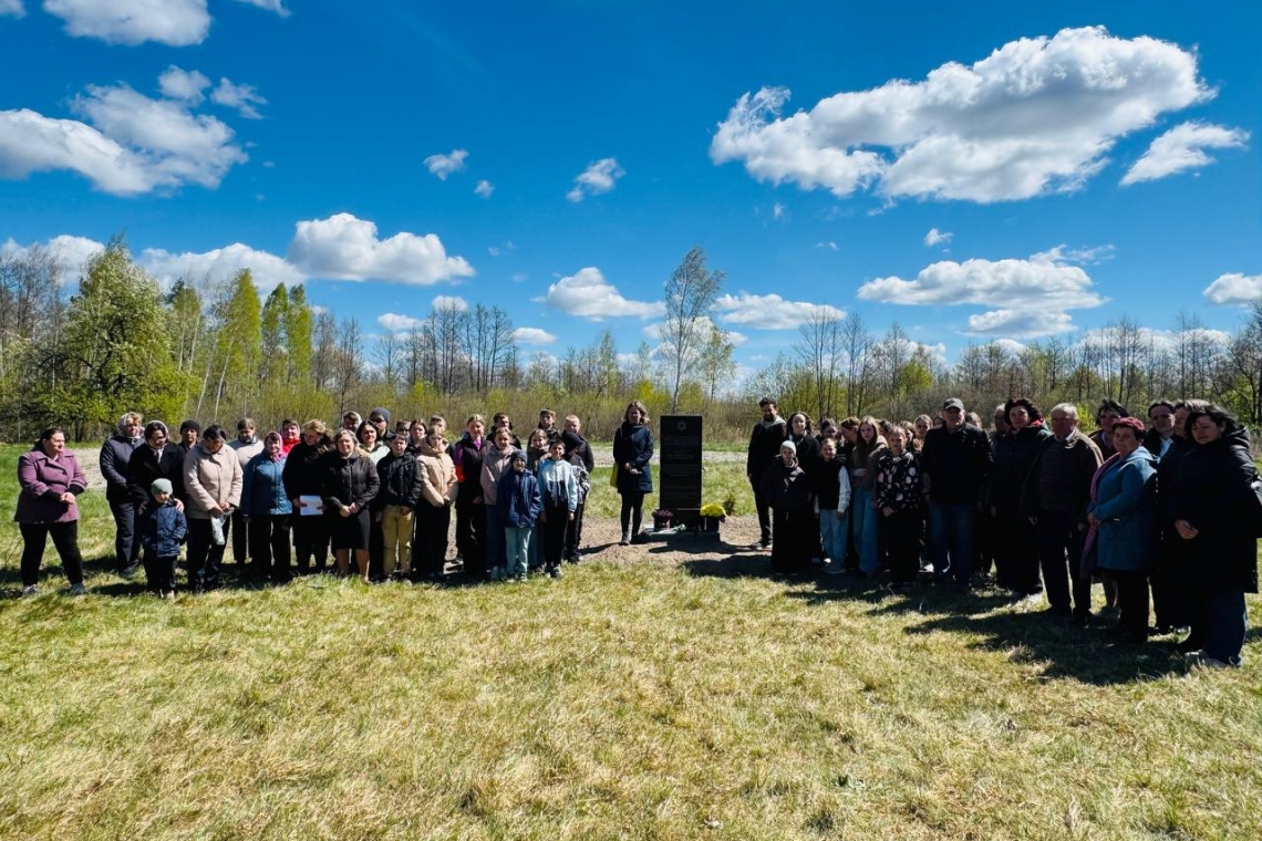 У селі Осова встановлено пам’ятний знак на місці масового поховання жертв Голокосту