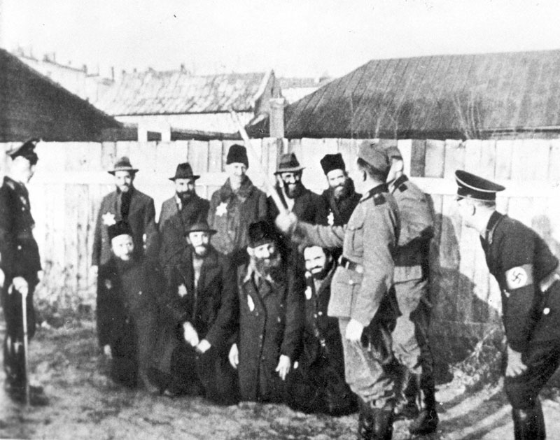 Пленный еврей. Погромы евреев во Львове в 1941 г. Издевательства фашистов.