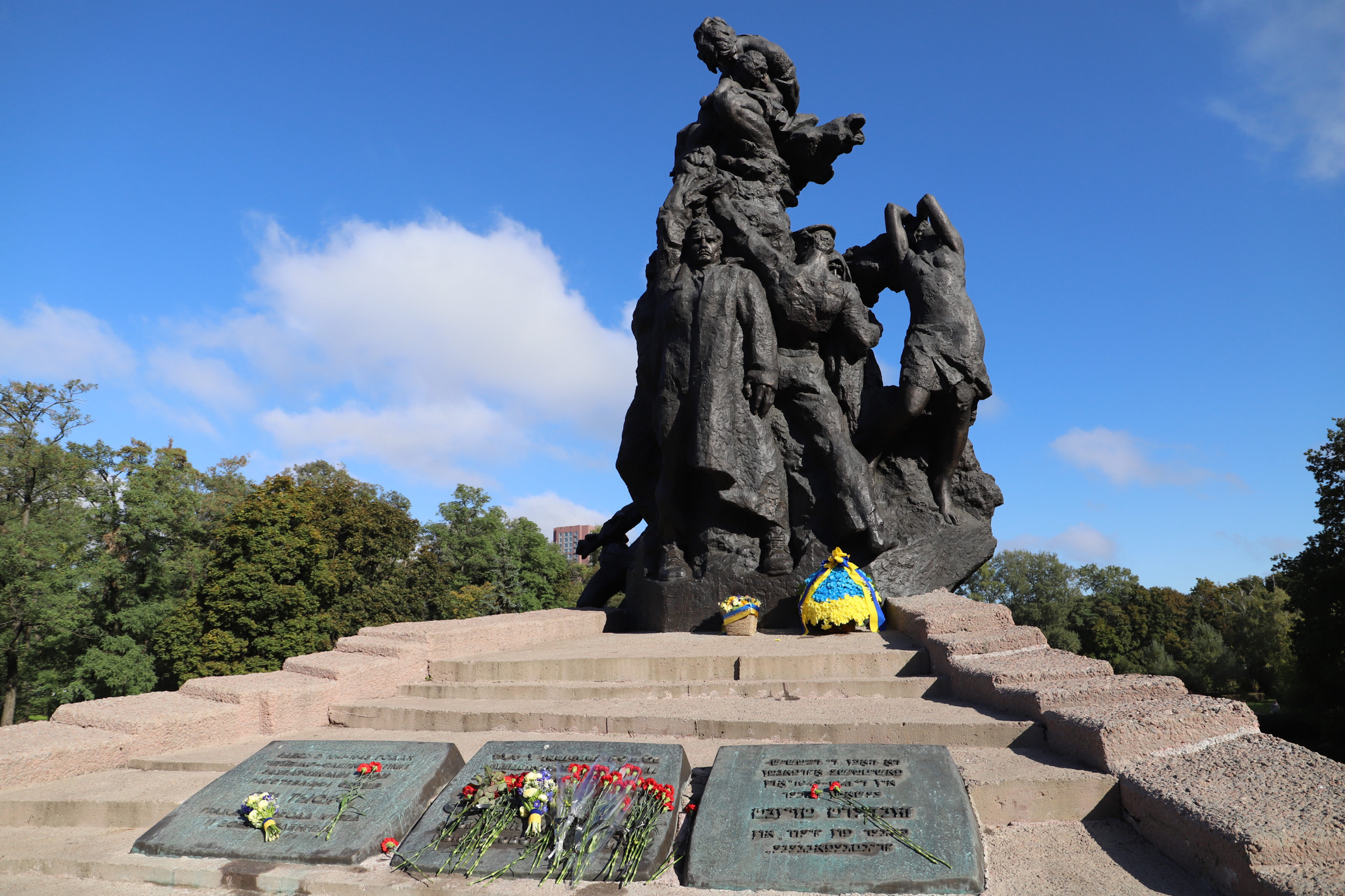 Бабий яр фото. Мемориальный комплекс Бабий Яр в Киеве. Бабий Яр мемориал. Бабий Яр памятник в Киеве. Бабий Яр памятник.