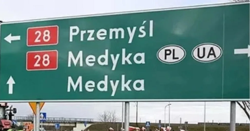Паломники та автобуси на пункті пропуску