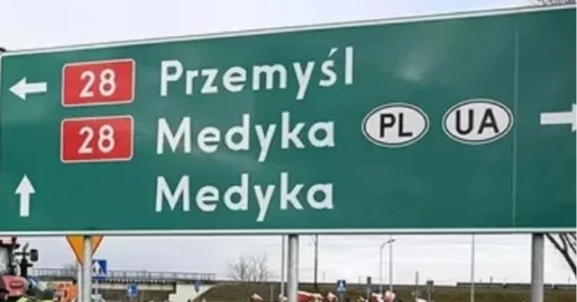 Pilgrims and buses at a border crossing