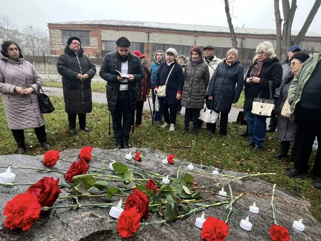 Біля Пушкарівського яру у Полтаві провели церемонію пам'яті жертв Голокосту