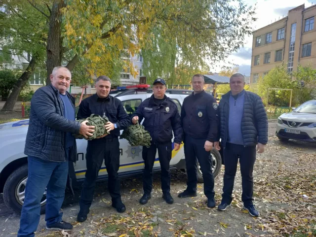 Єврейська громада Шостки виготовила тактичні ноші для поліцейських
