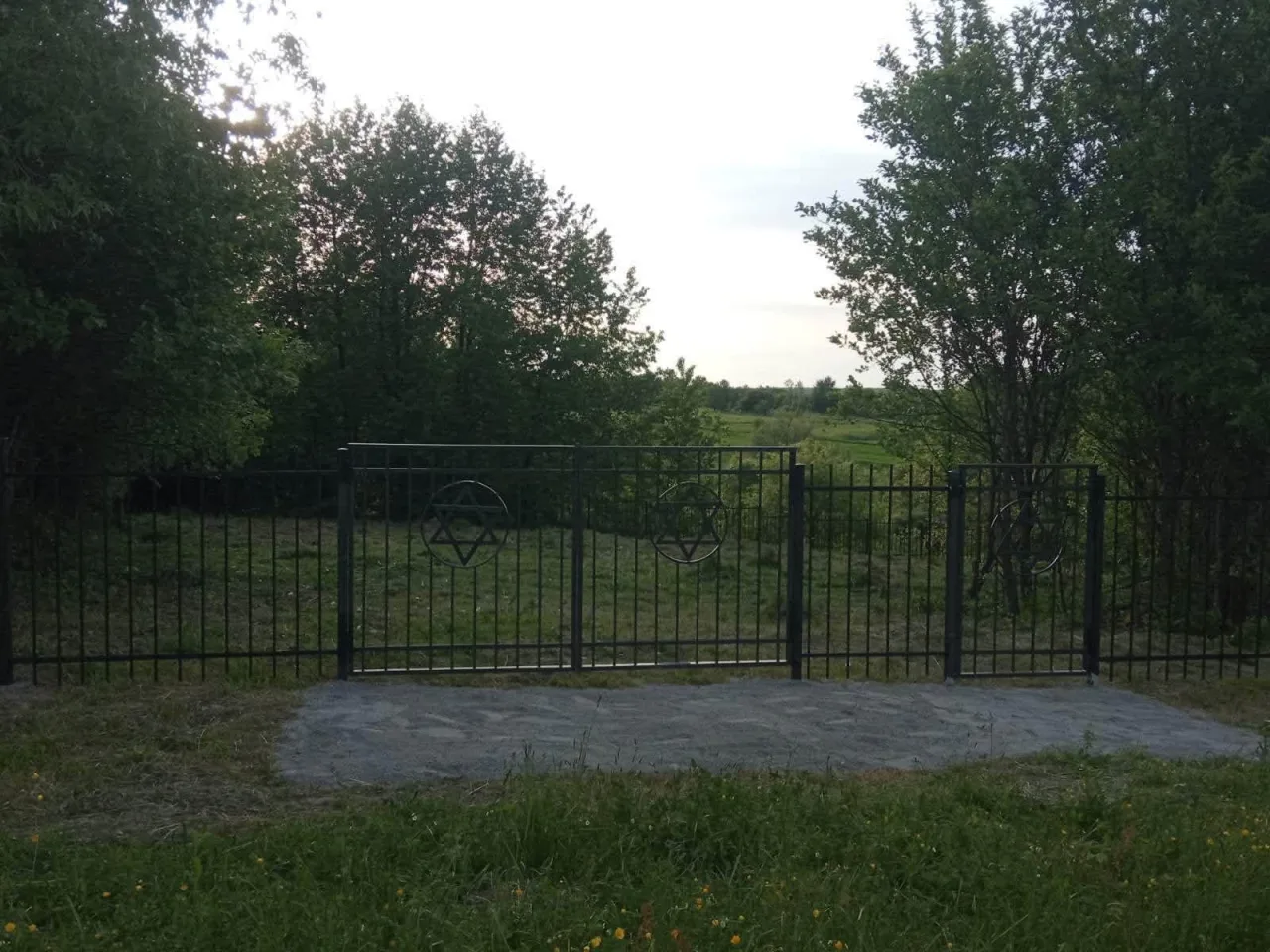 Нова металева огорожа єврейського кладовища Буцні