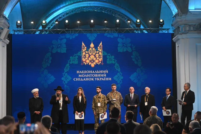 Рабин Асман благословив високоповажних гостей на Молитовному сніданку у Києві — ФОТО