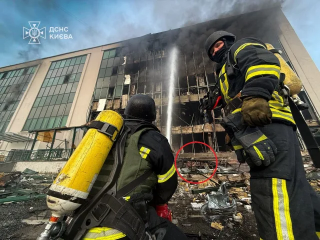 Обпалену Ханукію знайдено на тлі згорілої після обстрілу будівлі у Києві