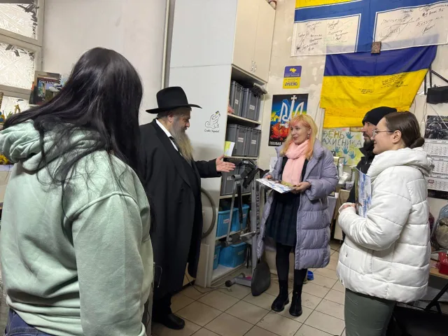 Рабин Асман передав перев'язки, медичні інструменти та комплекти Волонтерській сотні