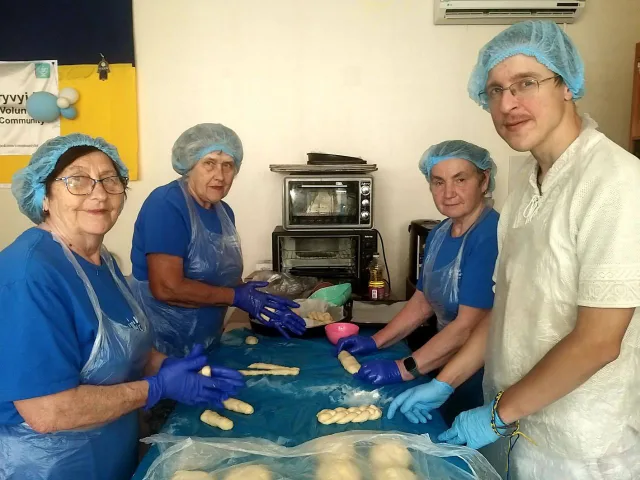 Волонтери спекли хали до Шабату для підопічних у Кривому Розі та Кременчуці