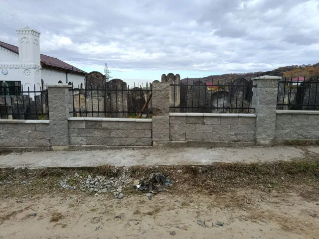 Зруйнований паркан єврейського цвинтаря у Вижниці відновлено