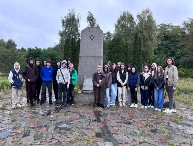Ліцеїсти у Рівному відвідали меморіал «Сосонки» перед роковинами трагедії Бабиного Яру