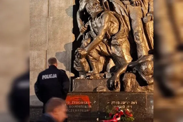 Пам’ятник євреям-героям повстання у Варшавському гетто спаплюжили червоною фарбою