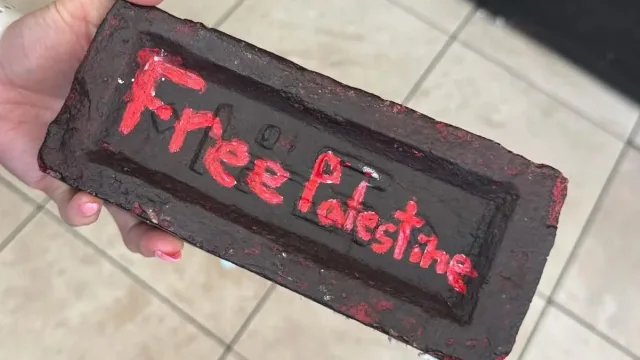 У Брукліні розбили вікно кошерного магазину цеглою з написом Free Palestine