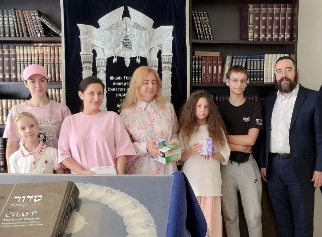 Єврейська громада в Оболонському районі Києва передала медикаменти та окуляри дітям-ВПО